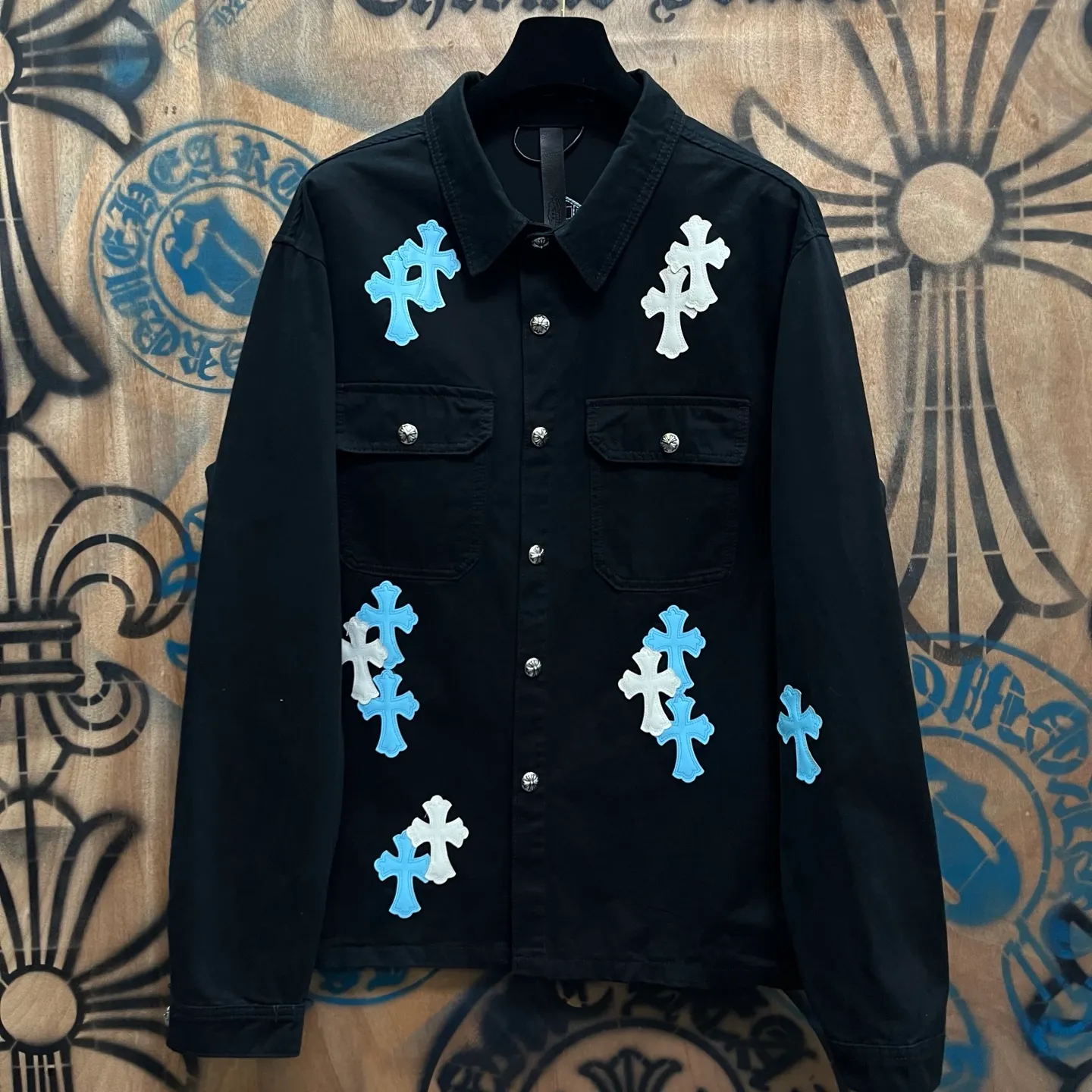 P610 Wang Zha has a new one! Heavy 15.5oz! Kill all market versions instantly! The price has bottomed out. Chrome Hearts Haute Couture Chrome Hearts patchwork leather denim jacket. The choice of high-grade twill denim custom-made fabrics is very important. It distinguishes the low version and wrong version of all pure black denim fabrics on the market. The cross patchwork leather is all imitation lambskin. All dyeing is completely restored without color difference. The inner leather label is first-layer calfskin. All hardware is 925 silver plated. It distinguishes all versions on the market. There is no better casual comparison in the market. Same style for men and women S-XL